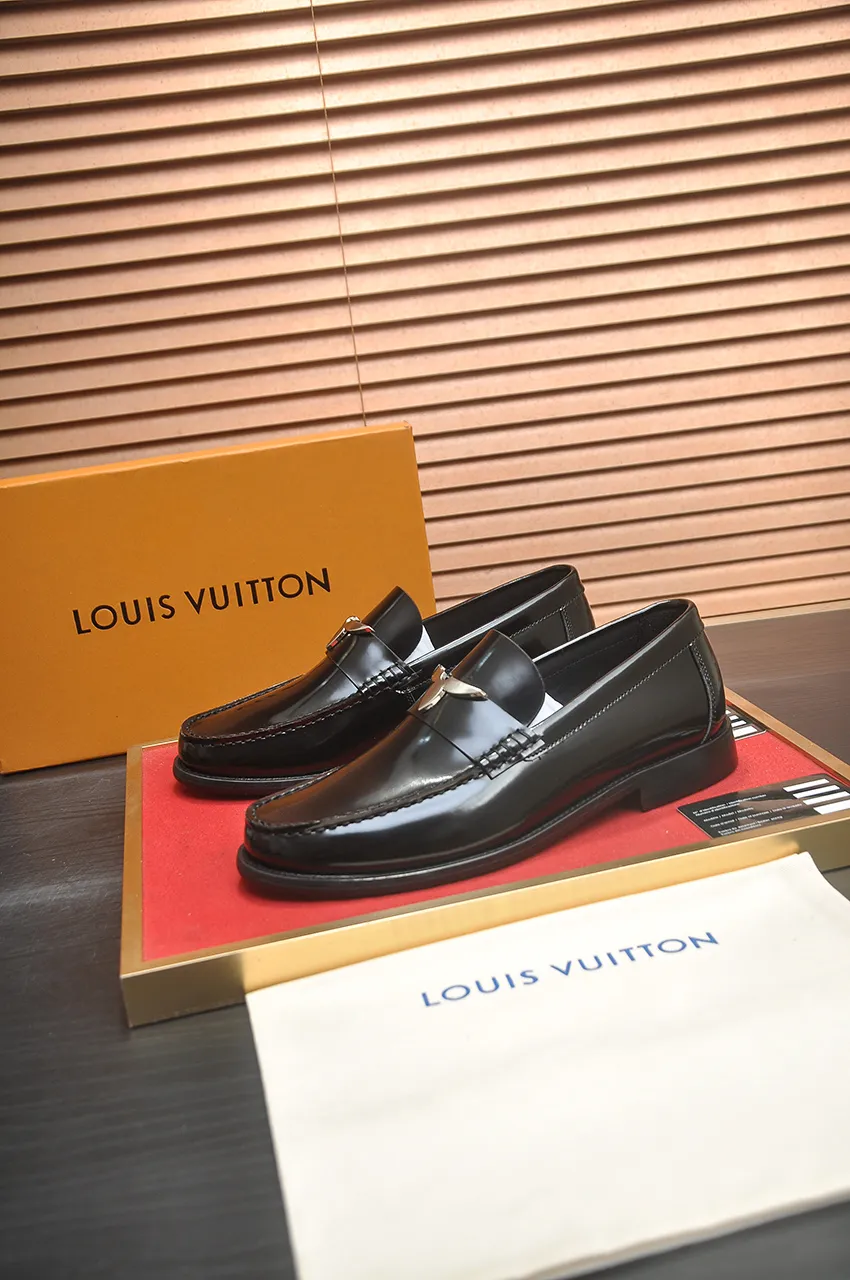 Men's men's shoes 💰560💶 [LV] (original single cowhide lining) 🍀LV's latest genuine leather business suit shoes are launched simultaneously on the official website. The first-layer cowhide imported from Italy is made of heavy gold, 💥1:1 rubber outsole from the official website. Versatile to wear, high-end without losing class, and the color combination is extraordinary. This four-season style is alluring when worn on your feet, showing off your big-name flair. Standard code 38-44 (45 customized)